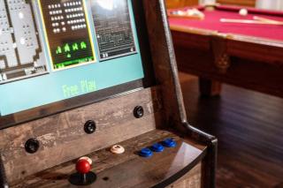 Family Retreat- Hot Tub- Pool Table- Fire Pit- BBQ Grill- Kids Zone- Arcade Games - Sevierville - 1