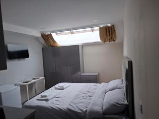 Kornel East London Apartment - 9
