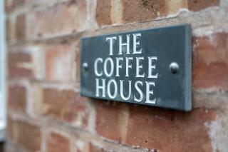 Historic town centre house with secure parking - 8
