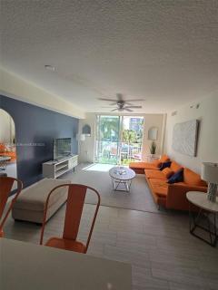 Miami Bay- Spacious and cozy water front suite - 28 day Minimum - 4