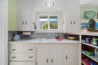 Charming Beach Bungalow Walk To Town & Beach - Rockaway Beach - 4