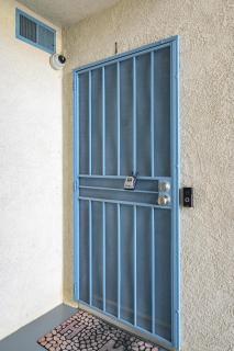 Modern Cozy Retreat Stylish Stay with Patio & Parking - Monterey Park - 2
