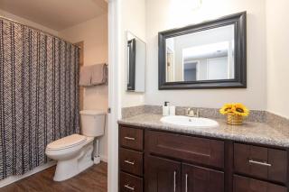 Chic Hollywood Retreat 2Bed Rooftop Pool with Iconic Views - 7