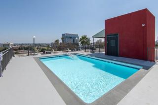 Chic Hollywood Retreat 2Bed Rooftop Pool with Iconic Views - Los Angeles - 6