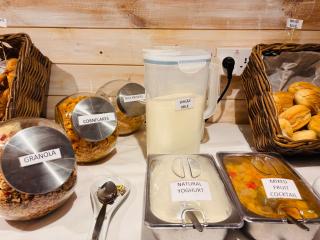 Hostel log cabin sleeping pods with free breakfast parking drinks - Leicester - 4