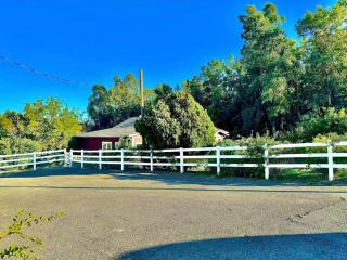 Farm Living Is The Life For Me - Placerville - 2