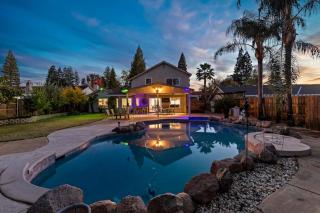 Huge House-Yard-Pool Hot Tub - Citrus Heights - 2