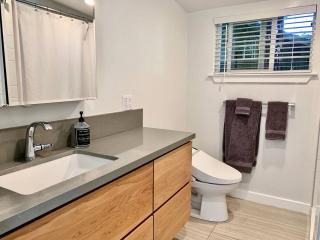 King Bed-Peaceful Modern Cottage-Garden Setting - 6