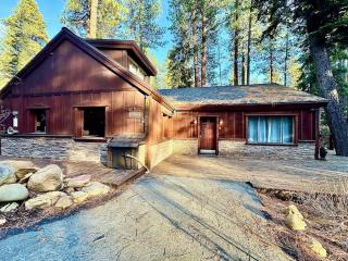 Cozy Cabin, Walk to Lake, Pet-Friendly Retreat - Tahoe Vista - 3