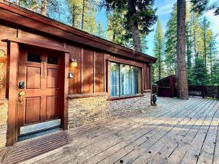 Cozy Cabin, Walk to Lake, Pet-Friendly Retreat - 1