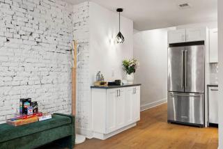 HostWise Stays - The Palo - Stylish War Streets Retreat, Highly Walkable - Pittsburgh - 1