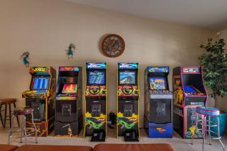 Coachella Chill MT - 4BR 4King work friendly Retreat with Arcade and Heated Pool - Indio - 6