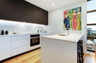 Gorgeous Home with Catalina Bay Views and Carpark - Auckland - 6