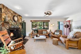 Pine Nest Retreat Saloon and Scenic Views - 9