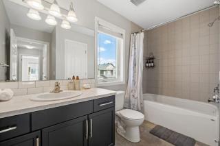 Near Airport - Large 5 Bedroom House, Sleeps 12 Adult, Secure Double Car Garage Parking, Free Banff Access, AC & More! - Calgary - 8