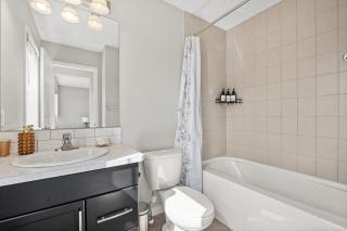 Near Airport - Large 5 Bedroom House, Sleeps 12 Adult, Secure Double Car Garage Parking, Free Banff Access, AC & More! - Calgary - 7