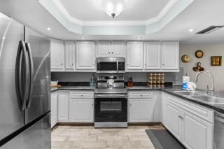 Charming 1BR 1.5BA Condo Steps from Beach - 3