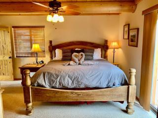 Hilltop Chalet- Stunning Views 3mi from downtown - 2