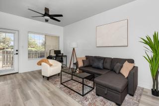 Stylish 2BR-Pool, Yoga Rm, Gym, Cabanas, BBQ,Prkng - Scottsdale - 9