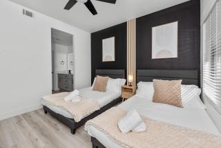 Stylish 2BR-Pool, Yoga Rm, Gym, Cabanas, BBQ,Prkng - Scottsdale - 3