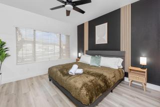 Stylish 2BR-Pool, Yoga Rm, Gym, Cabanas, BBQ,Prkng - Scottsdale - 2