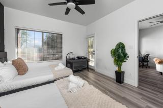 Stylish 2BR-Pool, Yoga Rm, Gym, Cabanas, BBQ,Prkng - Scottsdale - 1