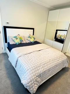 Master bedroom with private bathroom in duplex apartment - Lucan - 6