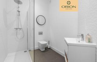 The Kepties No 1 Luxurious Serviced Apartment, GROUND FLOOR, Private Garden, Free Parking, 1 Min From TRAIN STATION, 3 Mins to KEPTIES POND, Bakery and Pharmacy Next door - REDUCED PRICE GUARANTEED And Flexi Stay Rates by visiting ORION SHORT STAYS - 4