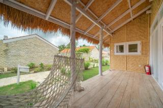 Surfer - Single Room Bungalow with Queen Bed, Working Desk, Shower, FREE Access to Pool and Gym, Onsite SPA, Car-Bike-ATV Rental, Diving and Fishing - - 8