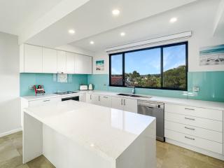 Elegant 3-Bed Penthouse with Ocean Views - 4
