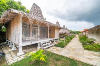 Blue Lagoon Pool View Bungalow, Single Room with Queen Bed and Bathtub - - 6
