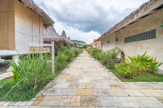 Blue Lagoon Pool View Bungalow, Single Room with Queen Bed and Bathtub - - 3