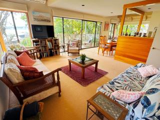 Tindalls Hideaway - 200 steps to beach - 4