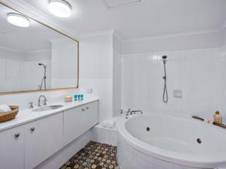 Paringa Beachfront Apartment 7 with Ocean Views - Palm Cove - 1