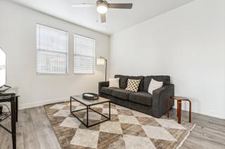 CozySuites Glendale by the stadium with pool 28 - Glendale - 9