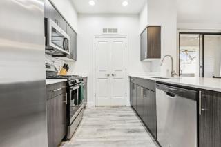 CozySuites Glendale by the stadium with pool 28 - Glendale - 1