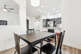 CozySuites Glendale by the stadium with pool 28 - Glendale - 4