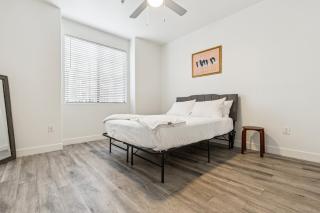 CozySuites Glendale by the stadium with pool 28 - Glendale - 7