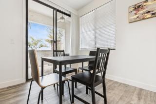 CozySuites Glendale by the stadium with pool 28 - Glendale - 3