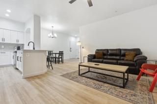CozySuites Glendale by the stadium with pool 29 - Glendale - 8