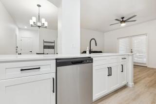 CozySuites Glendale by the stadium with pool 29 - Glendale - 1