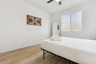 CozySuites Glendale by the stadium with pool 29 - Glendale - 3