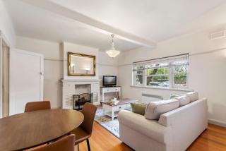 Charming 2-Bed Apartment with Fireplace & Parking - Melbourne - 0