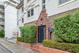 Charming 2-Bed Apartment with Fireplace & Parking - Melbourne - 6