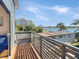 Spacious 3-bed Home with Bayviews from Balcony - Batemans Bay - 6