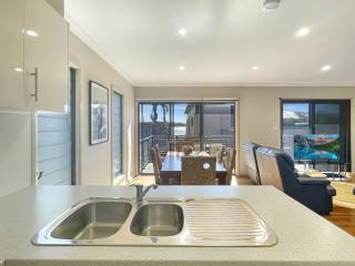 Spacious 3-bed Home with Bayviews from Balcony - Batemans Bay - 5