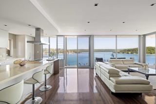 Deluxe Waterfront Queen Room in Caringbah South - Gorgeous Views All Around - Shared Bathroom - - 2