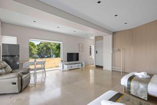 Waterfront Studio Room for Four - Breathtaking Coastal Escape at Caringbah South - - 5