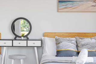 Waterfront Studio Room for Four - Breathtaking Coastal Escape at Caringbah South - - 3