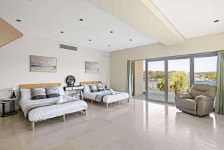 Waterfront Studio Room for Four - Breathtaking Coastal Escape at Caringbah South - - 1